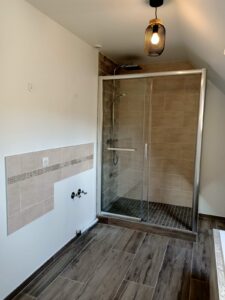 Préparation d'une salle de bains avec remplacement du carrelage, création d'une douche, pose de la faïence